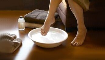 Traditional method of treating fungus on toes