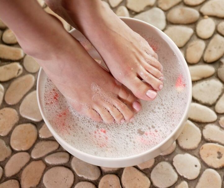 Bathing with essential oils to treat nail fungus